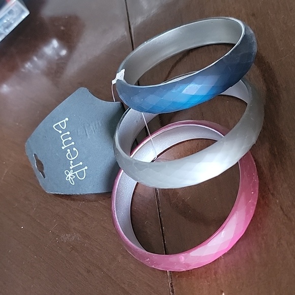 (J20) 9 plastic braclets - Picture 2 of 3